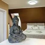 Апартаменты Cozy Loft With Jacuzzi Bath Near Center & Free Street Parking