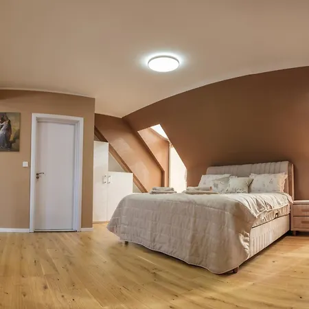 Апартаменты Cozy Loft With Jacuzzi Bath Near Center & Free Street Parking *