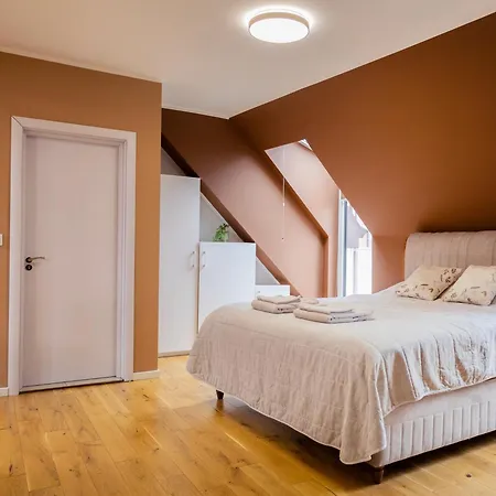 Cozy Loft With Jacuzzi Bath Near Center & Free Street Parking *