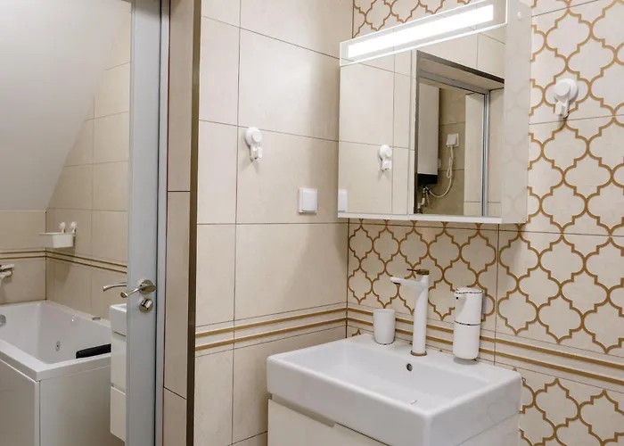 Romantic Loft With Jacuzzi Bath Near Center *