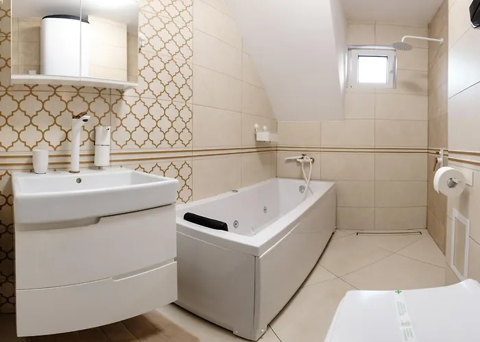 Romantic Loft With Jacuzzi Bath Near Center